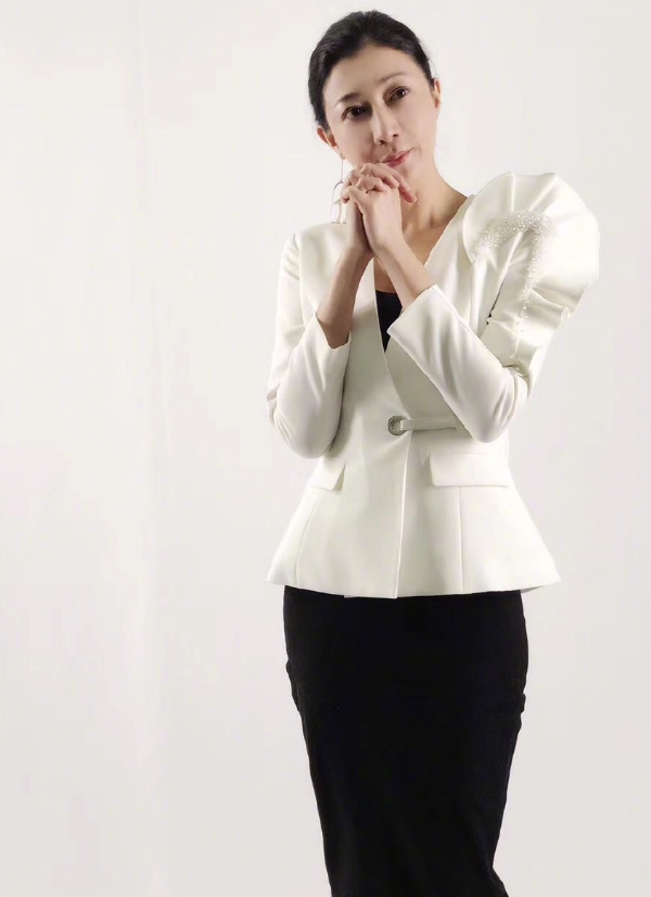 吴绮莉穿开叉裙露面,靠"玉女腿"艳压全场