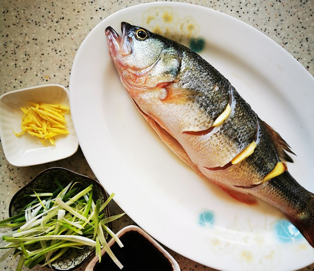 清蒸鲈鱼时注意这3点不仅鱼肉鲜嫩而且没有一点腥味