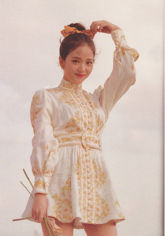 金智秀身穿黄白宫廷风连衣裙清纯又漂亮,十分的具有时尚感!