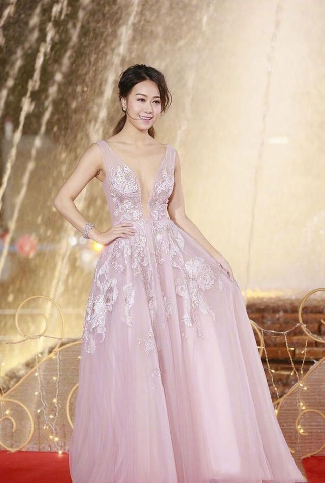 黄心颖真"装"!穿粉礼裙31岁嫩成21岁,v领裙开到肚脐好开放