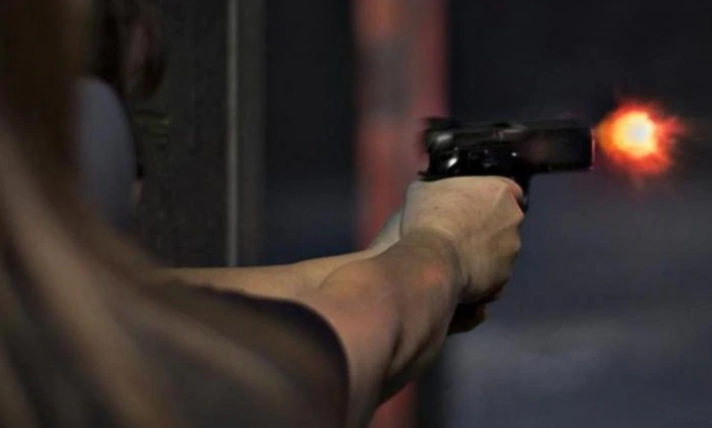 停电|午夜家中突然停电，男子刚出家门口就被人3枪打死