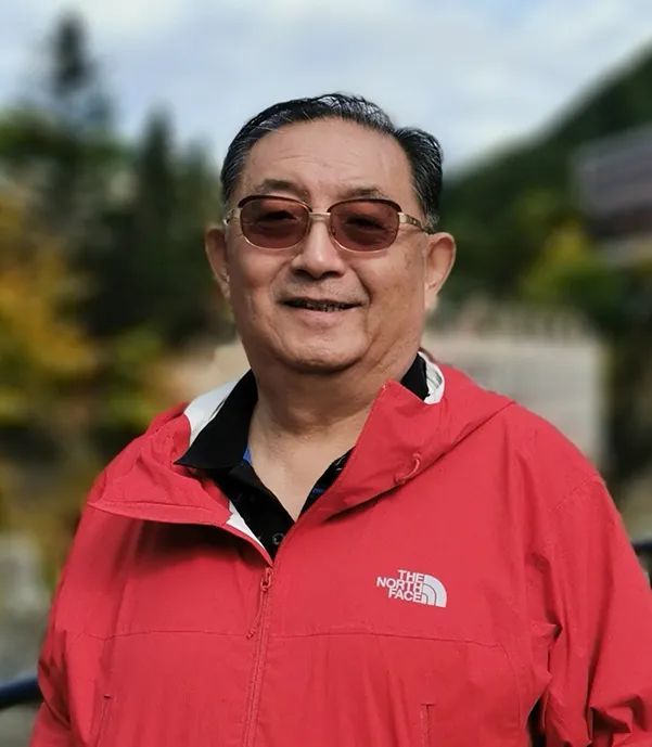 张晓彤北京平心堂中医门诊部创始人原卫生部长崔月犁之子为完成父亲