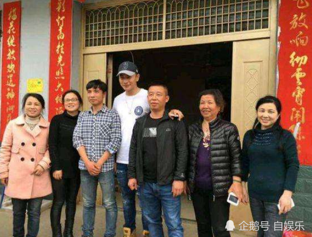 罗晋的嘴唇为什么是紫色看他的全家福就懂好担心下一代