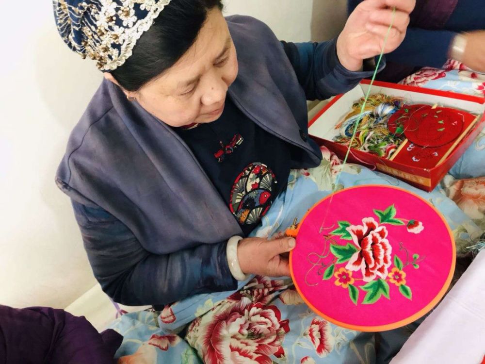 最炫民族风历史悠久古风犹存的东乡族刺绣