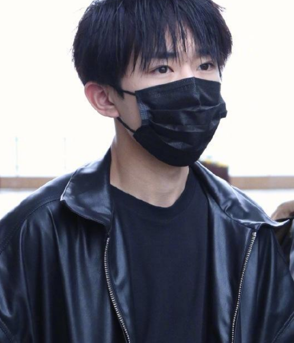 相信大家都知道易烊千玺是当红小生,他的生活非常的繁忙,大多数都是在