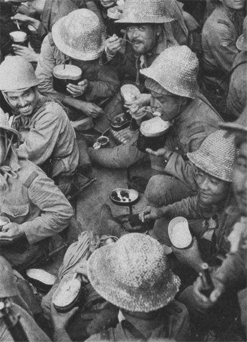 二战时日军伙食如何?76年前的罐头被发现,打开后在场人员一脸懵