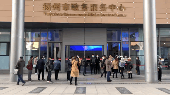 刚刚我突击扬州房产交易中心,现场人挤人,