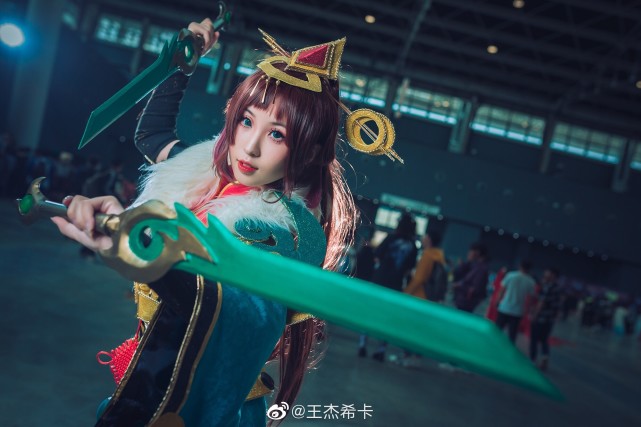 漫展偶遇风情小姐姐cos花木兰麒麟志网友字母形身材