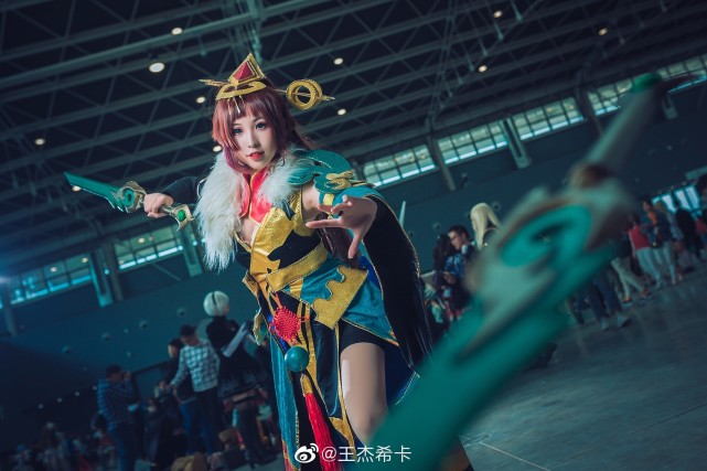 漫展偶遇风情小姐姐cos花木兰麒麟志网友字母形身材