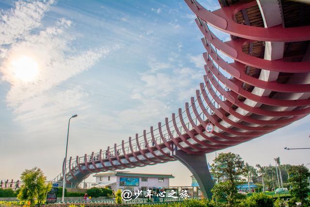 厦门这座天桥因设计独特成网红打卡地,却被游客吐槽太窄