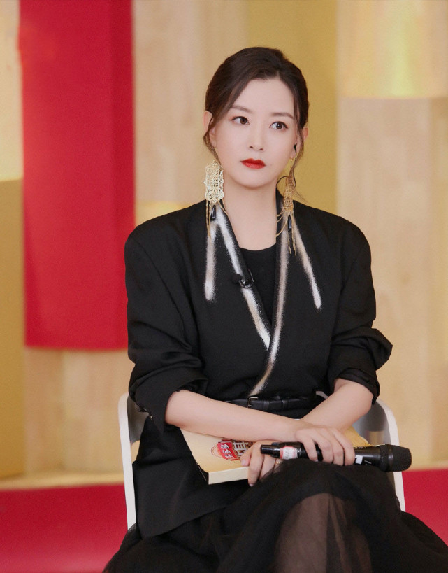 剧中她是双商皆高的宋雪今穿黑色西服薄纱裙超长耳饰抢镜