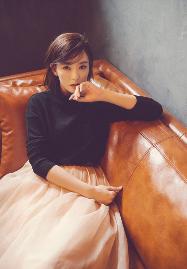 剧中她是双商皆高的宋雪今穿黑色西服薄纱裙超长耳饰抢镜