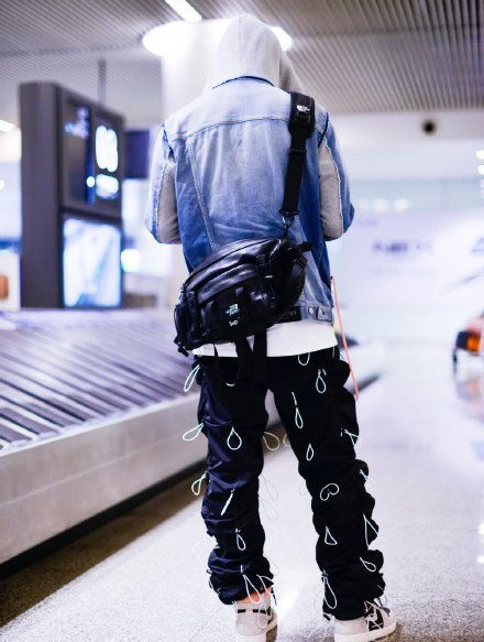 王一博松紧带裤子,一米八大长腿被穿成一米二,很难看但烧不起!