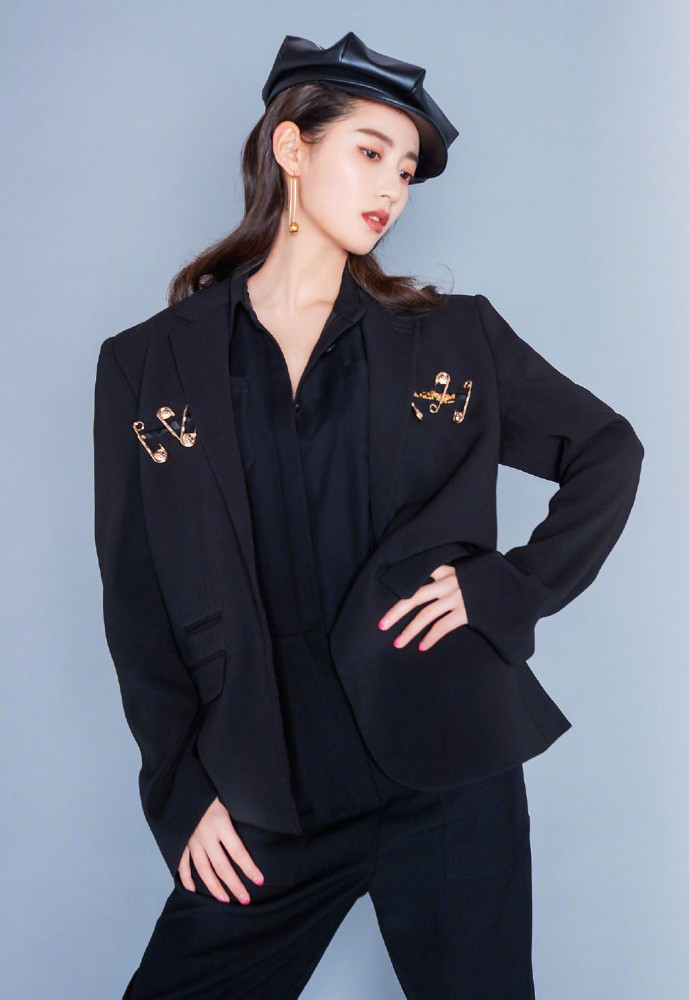 她是唐嫣工作室首位签约艺人,今穿红白格纹上衣出镜,少女心满满