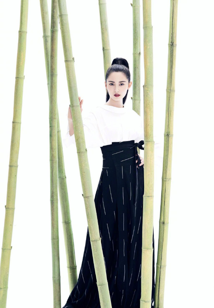 她是唐嫣工作室首位签约艺人,今穿红白格纹上衣出镜,少女心满满