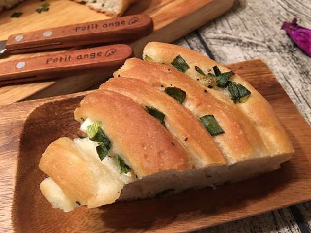 你没吃过霸王葱花卷面包 这么做咸香入味又松软 给你超大份满足 腾讯新闻