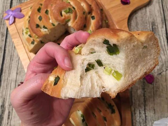 你没吃过霸王葱花卷面包 这么做咸香入味又松软 给你超大份满足 腾讯新闻