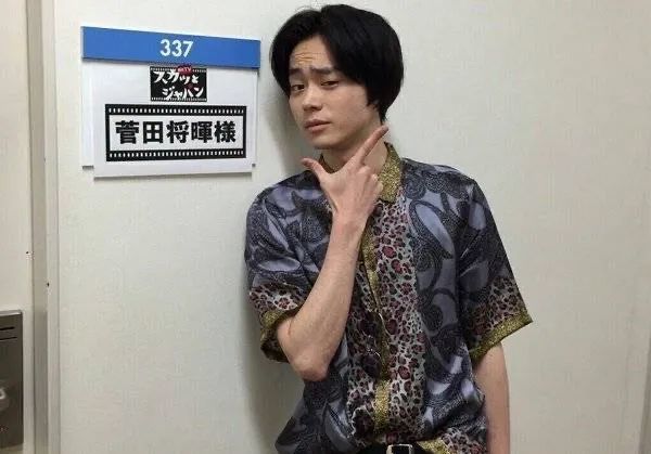 日本私服最时尚男星菅田将晖都怎么搭 男生复古风最强穿搭指南 腾讯新闻
