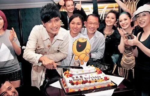 2011年,古巨基举行39岁生日派对,在老板杨受成推波助澜下,两人才站在