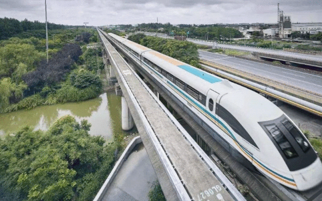 已开工的轨交线,再到一衣带水的南通新机场,崇明实现了从轮渡时代,隧