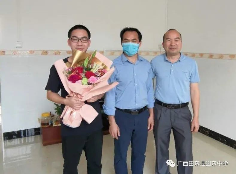 暖心慰问家属,大力鼓舞人心——记田东中学领导慰问医护人员家属