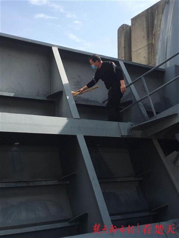 好一个"代妈",守完村来又守坝