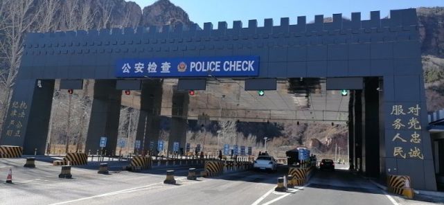 兴隆六道河检查站用警服蓝筑起防疫红