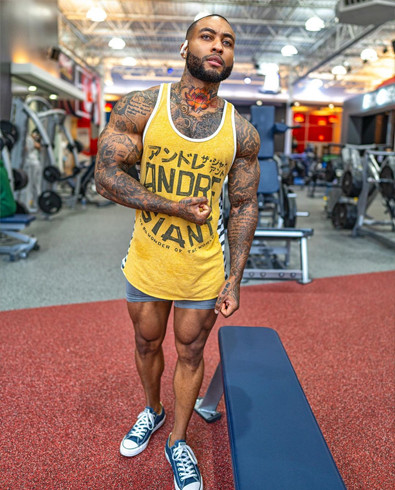 "肌肉"天生就属于男士的象征,而他同时也是一位疯狂的健身爱好者,早早