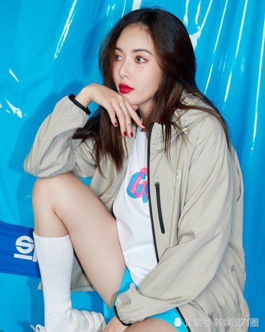 小野马金泫雅运动画报公开炫耀着充满健康美的性感身材