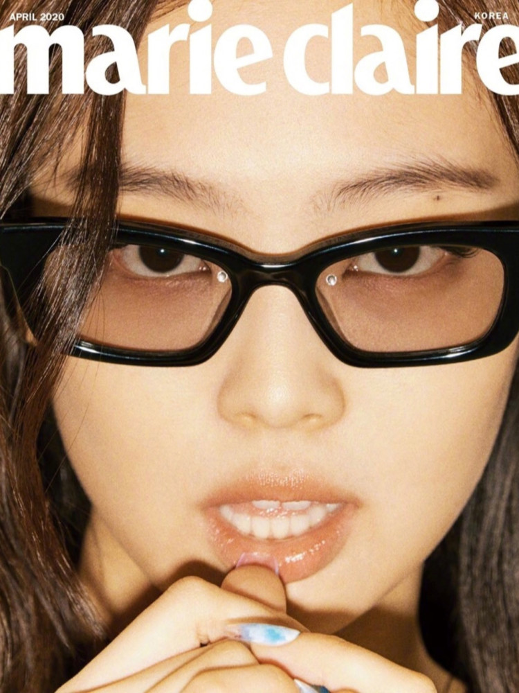 1996年出生的jennie是很典型的猫相: 下巴尖,眼尾上翘,颧骨突出,眼神