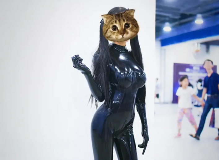 漫展胶衣女神为何要戴口罩被调侃鼓包是其一隐瞒性别才重要