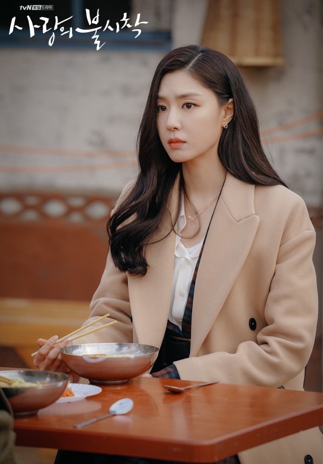 爱的迫降女二徐智慧穿搭凸显高冷女神气质丝毫不输孙艺珍