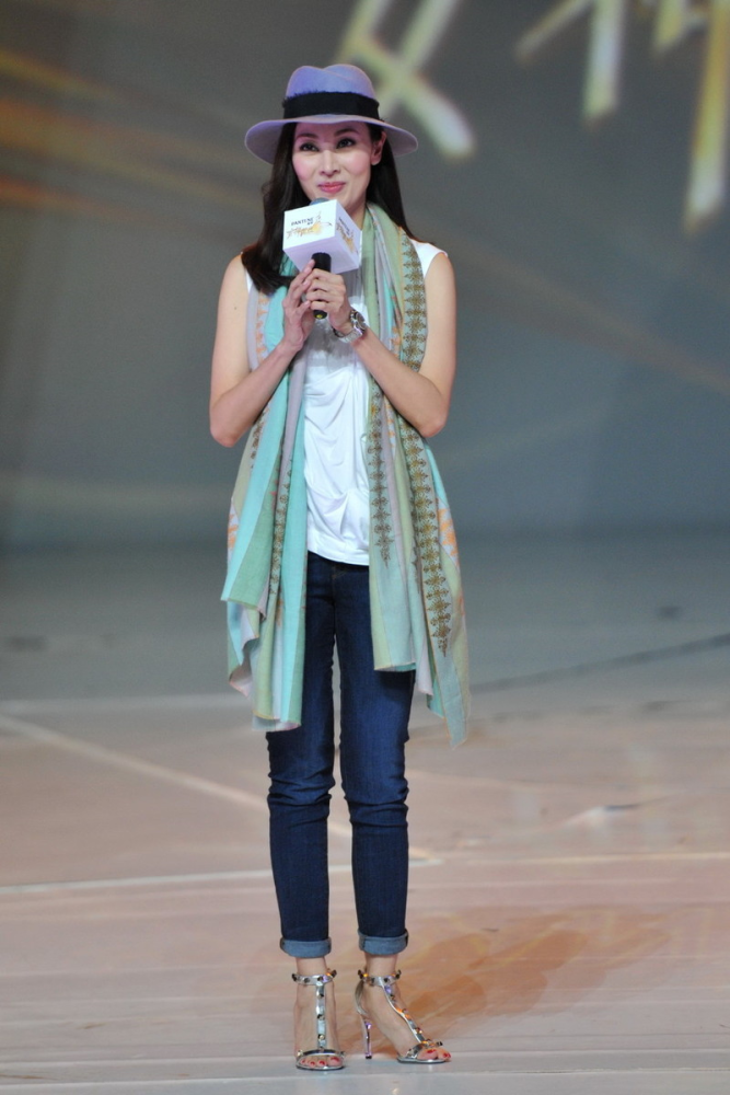 李嘉欣的无袖t恤搭配经典牛仔裤看上去十分具有淑女气质真美