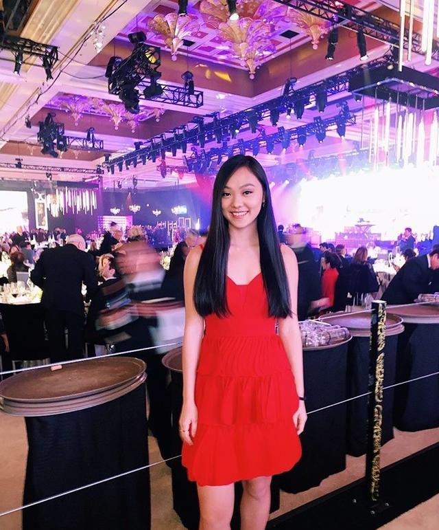 李连杰小女儿17岁生日,穿黑色套裙秀身材,意外裹出了"金鱼臀"_腾讯