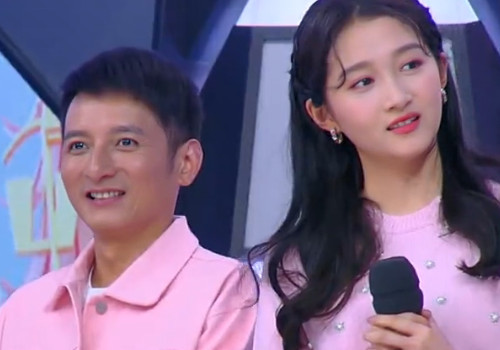 何炅在舞台上谈婚姻时,关晓彤的表情成亮点,不要表现的这么明显