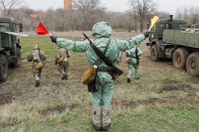 (来自:环球网军事)演习期间俄军检疫人员和俄罗斯军医.