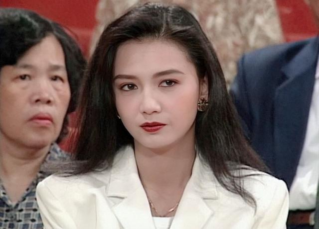 现代剧《梦里伊人》和《前世冤家》的打扮尽显气质和美丽.