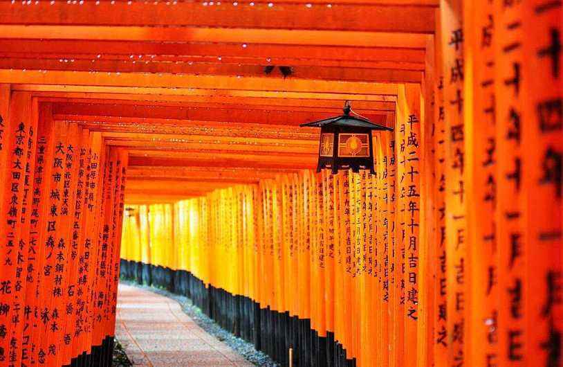 日本仿效中国修建的城市,用金子打造寺庙,庭院被称为极乐净土