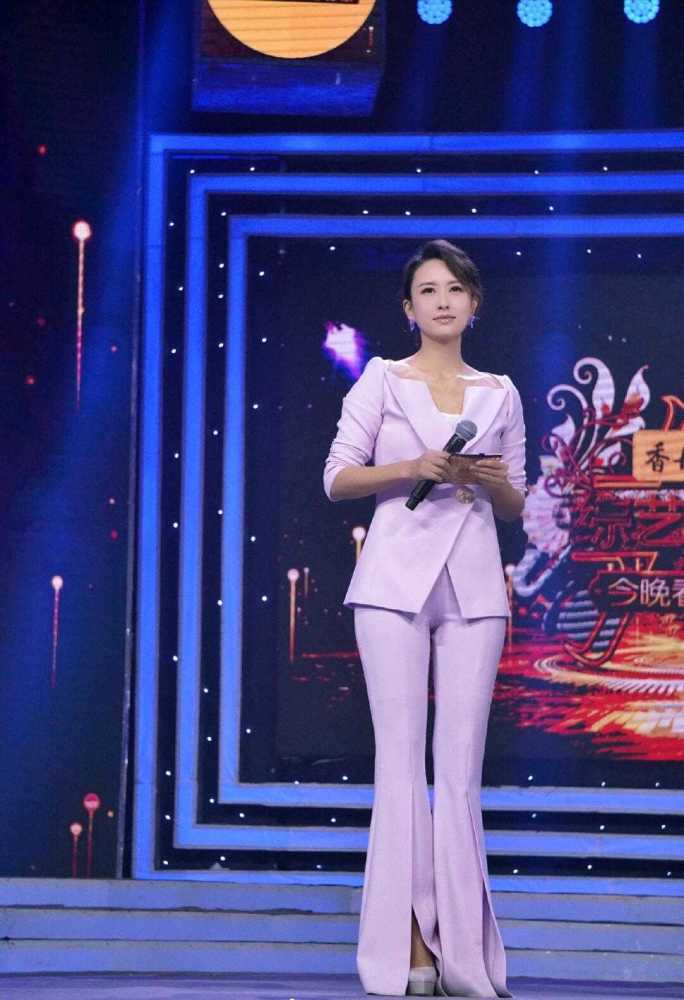 张蕾剪掉十年长发,变波波头搭配蕾丝连衣裙时髦减龄,女人味十足