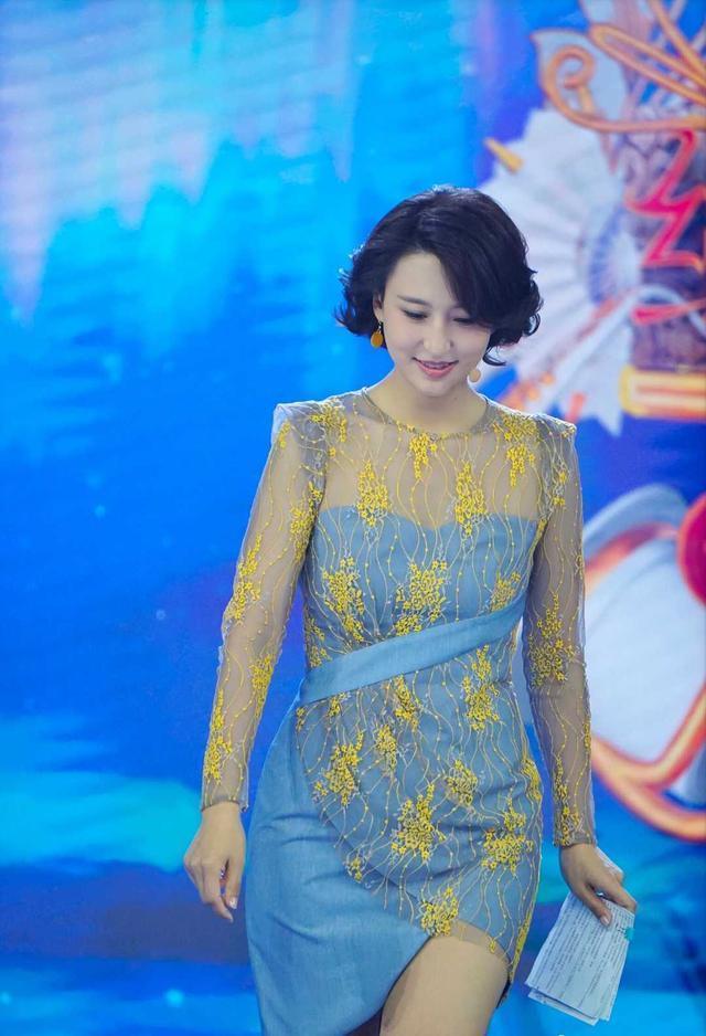 张蕾真敢穿,一袭透视薄纱裙个性十足,"玉女腿"更是吸睛无数