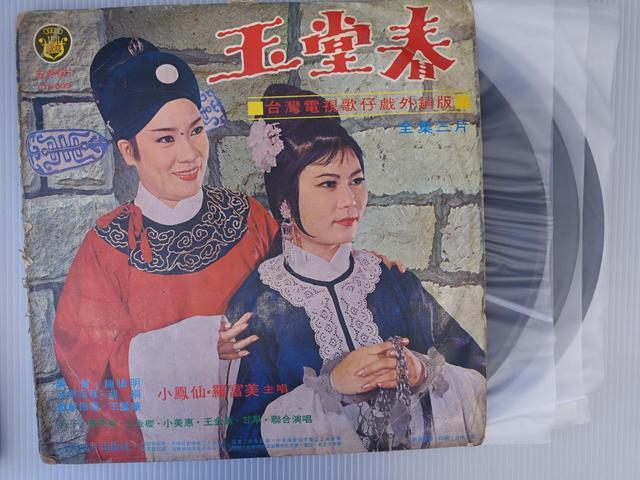 招收的四期学生都交由小凤仙教导,其中较知名的学生就属叶丽娜,纪丽如