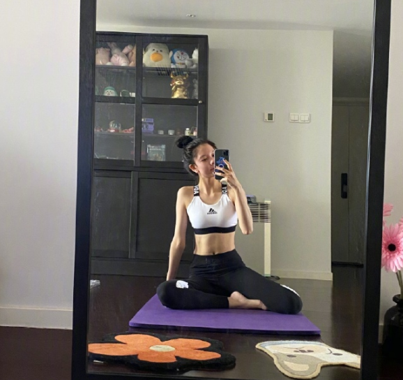 宋妍霏自信秀马甲线身材看到她平时吃的啥活该人家才90斤