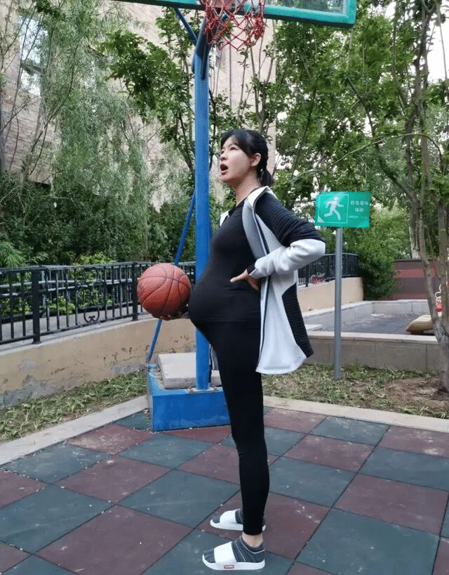 标准辣妈生产9个月后李艾身材已完全恢复晒健身照秀美腰