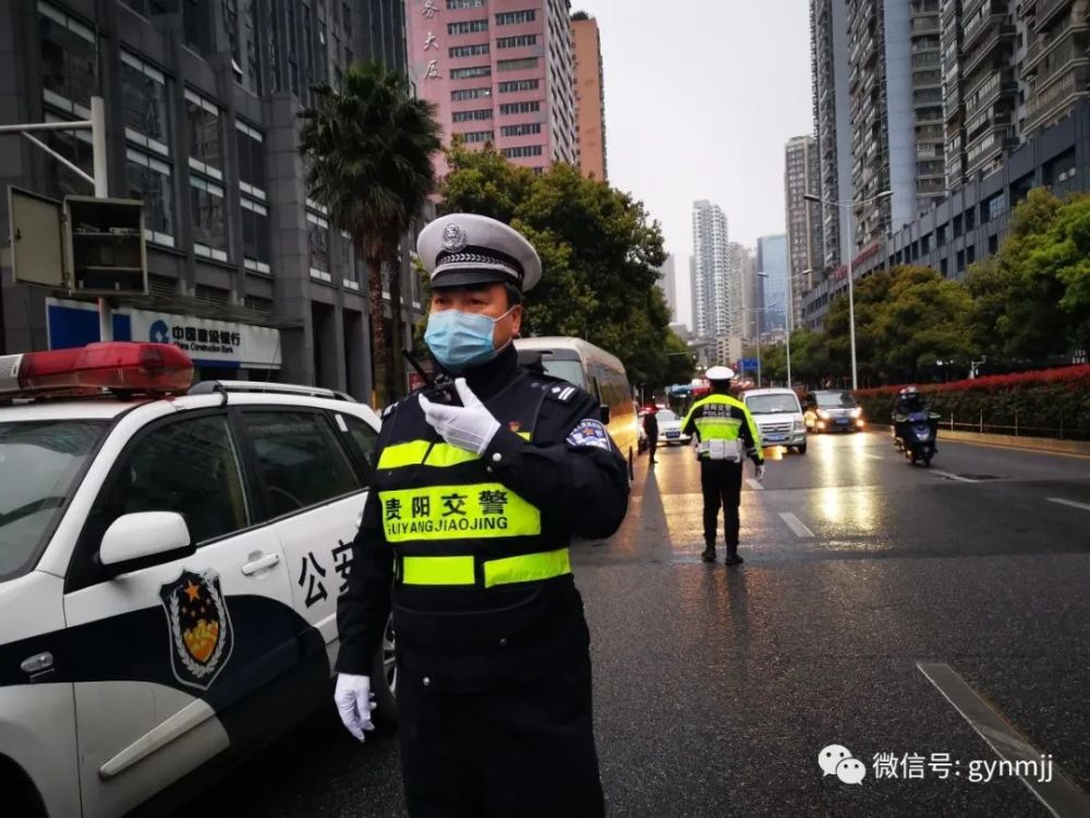 贵州交警护学模式已上线撑起平安伞