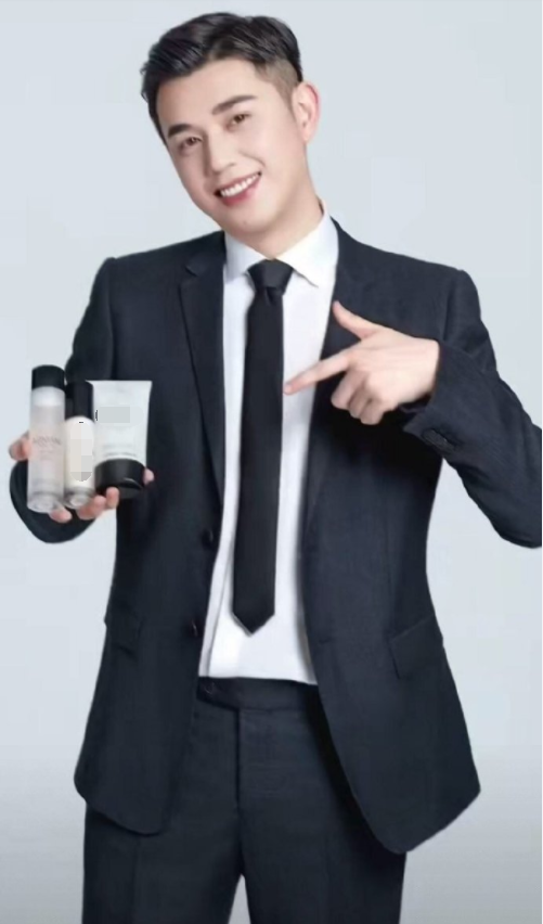 李佳琦小助理都接大牌广告了!成功人士气质满满,颜值赶超老东家