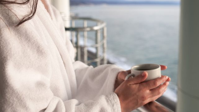 "金婚"旅行泡汤,澳大利亚老夫妇在家"看海",戴墨镜干杯