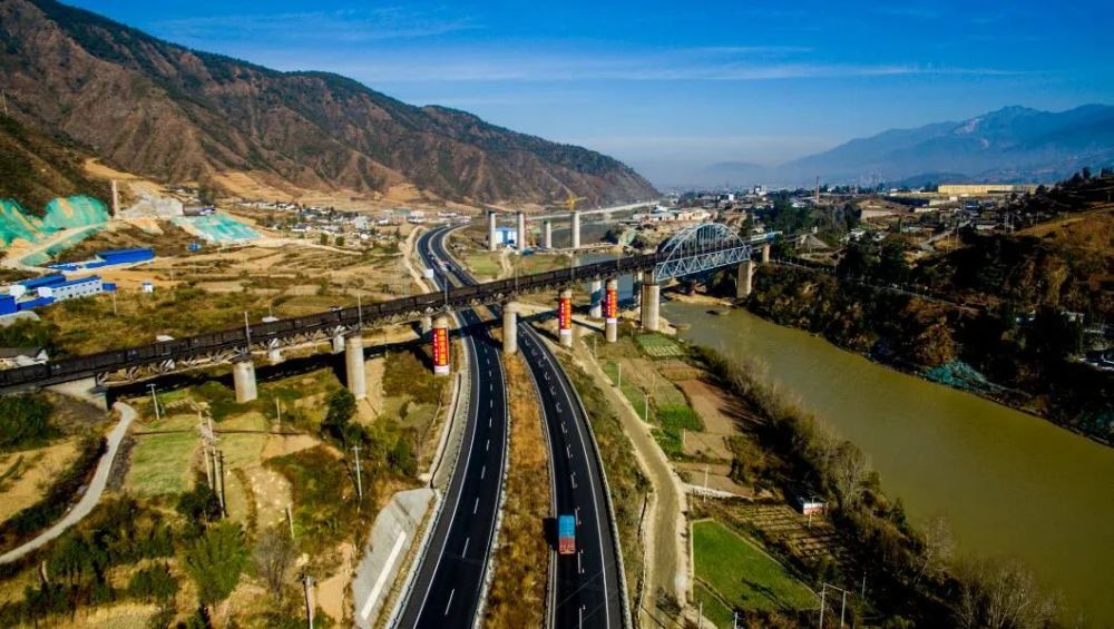 在即将建设的高速公路方面,g7611昭(通)西(昌)高速公路项目全长184.