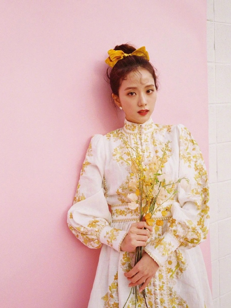 周雨彤和金智秀都是25岁美少女双双挑战蝴蝶结造型谁更惊艳
