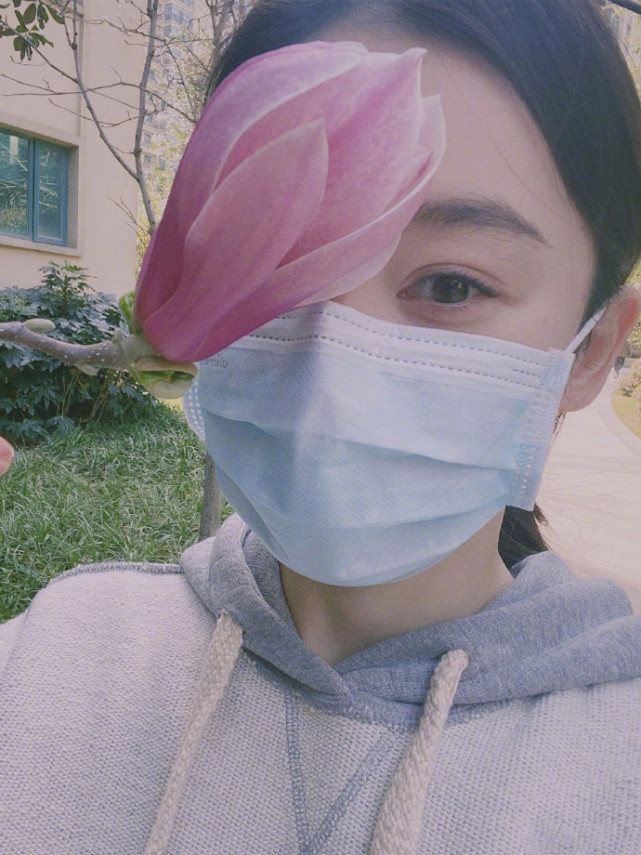 袁姗姗隔离后首晒自拍,心情超好笑弯了眼,"反穿"卫衣意外亮了