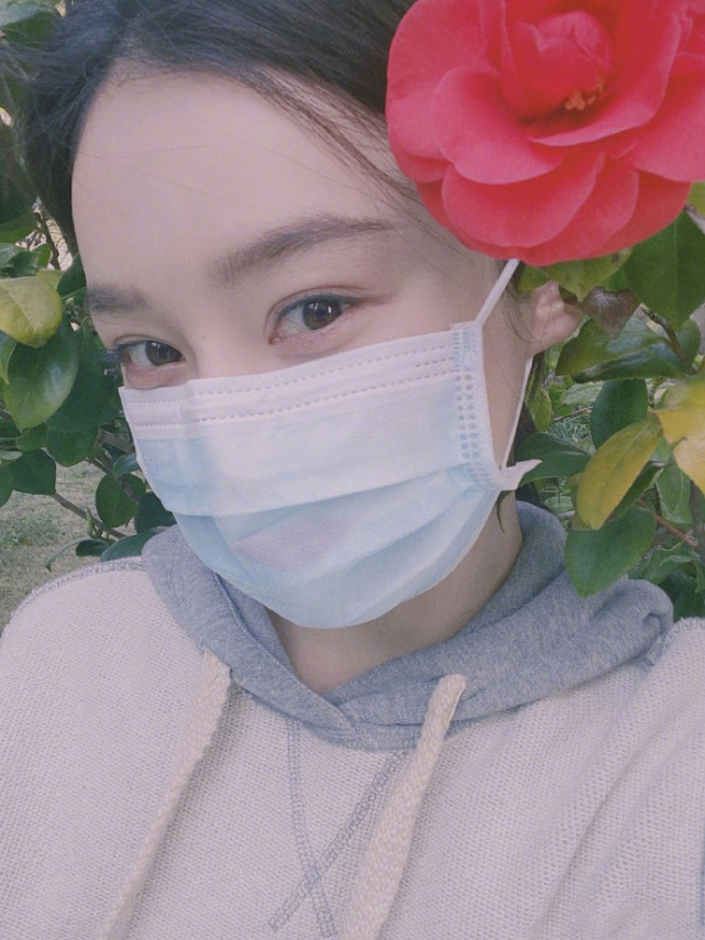 袁姗姗隔离后首晒自拍,心情超好笑弯了眼,"反穿"卫衣意外亮了